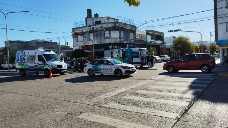 Dos hombres heridos en un accidente moto - peat�n